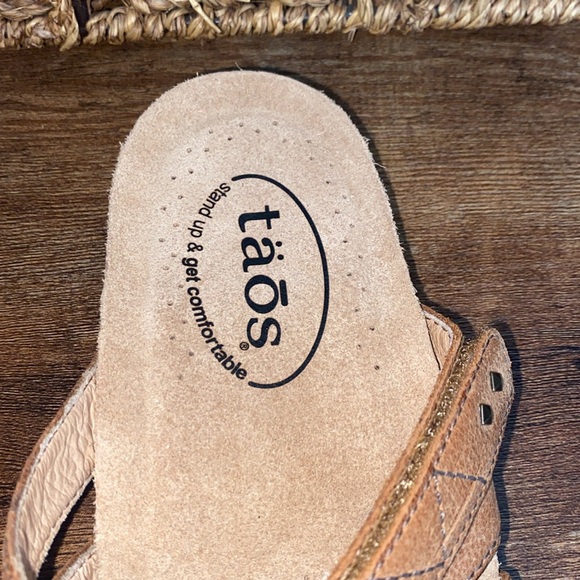 TAOS leather slip on adjustable SANDALS 19211 WOMENS SZ 7 NWOT never worn shoes - Picture 3 of 7